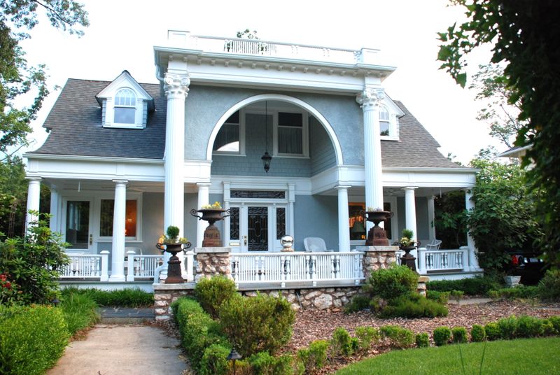 Colonial Revival House at 314 Isabel Street