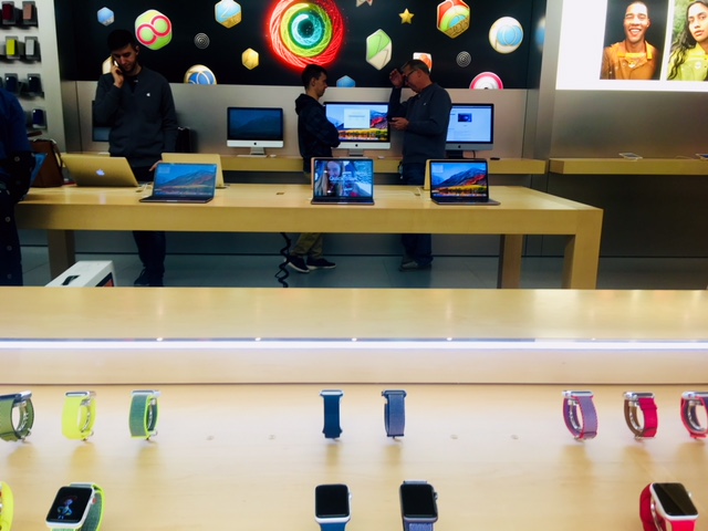 A Rainy Saturday at the Apple Store