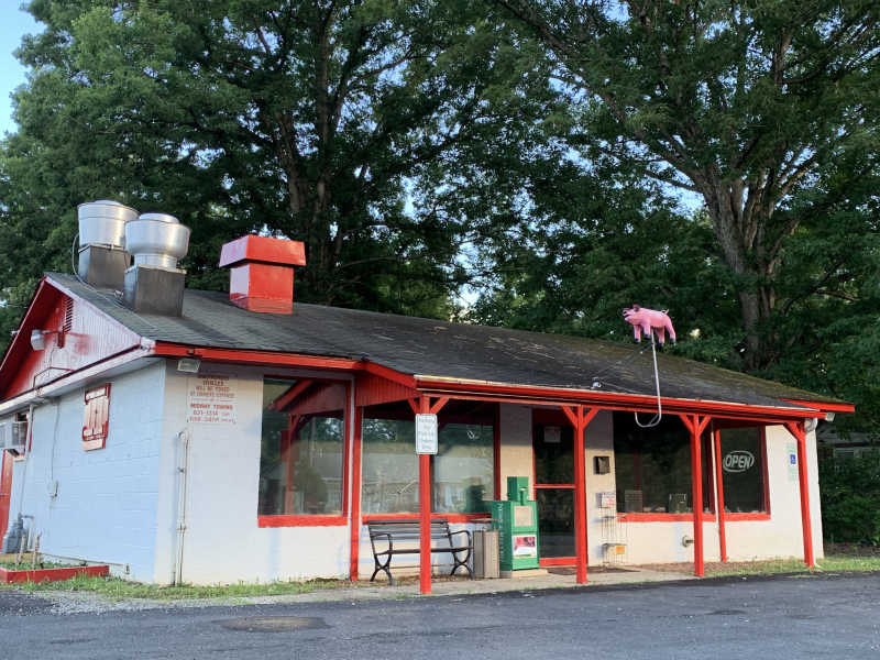 Frosty’s BBQ on Summit Avenue