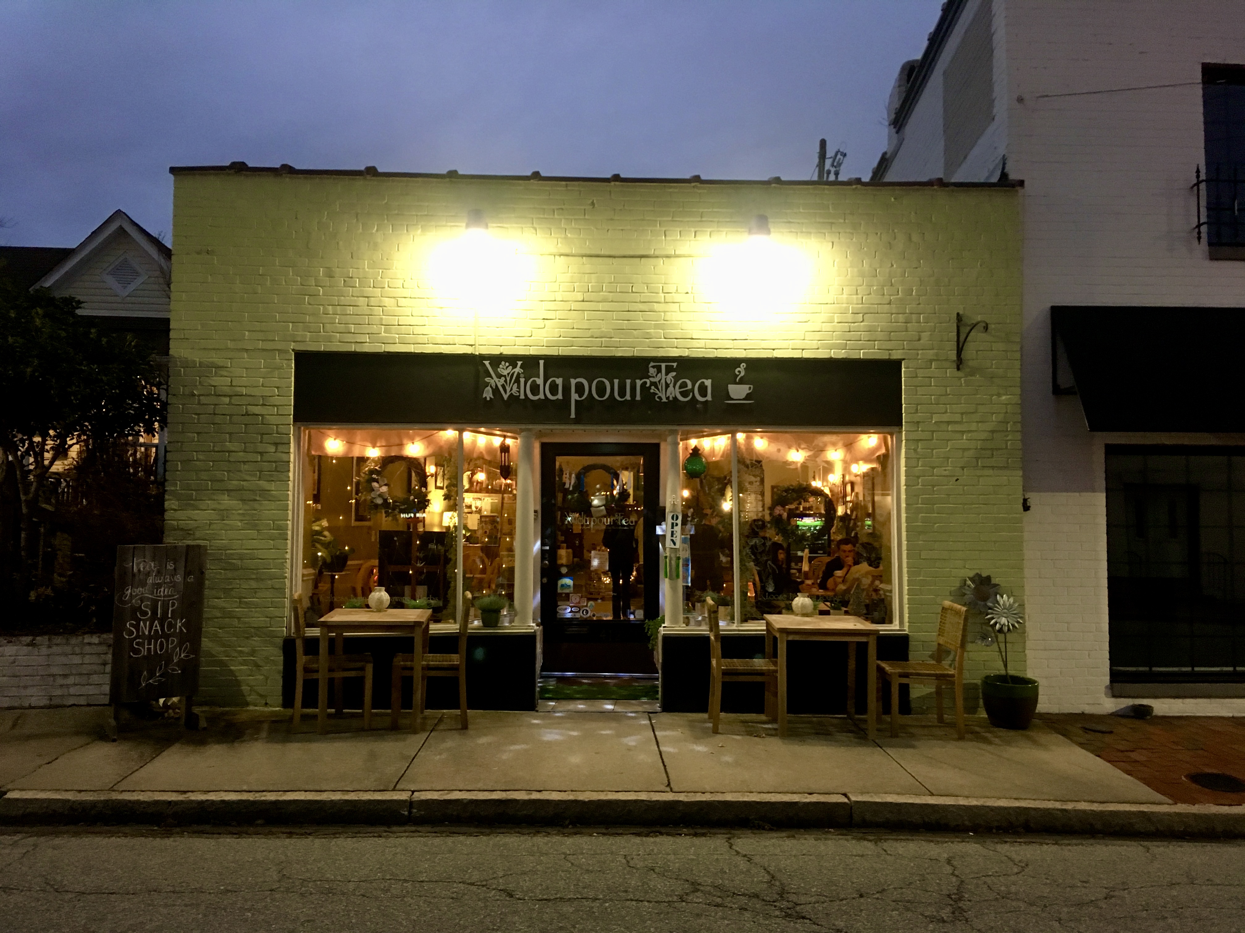 Liz McKinnon at Vida pour Tea